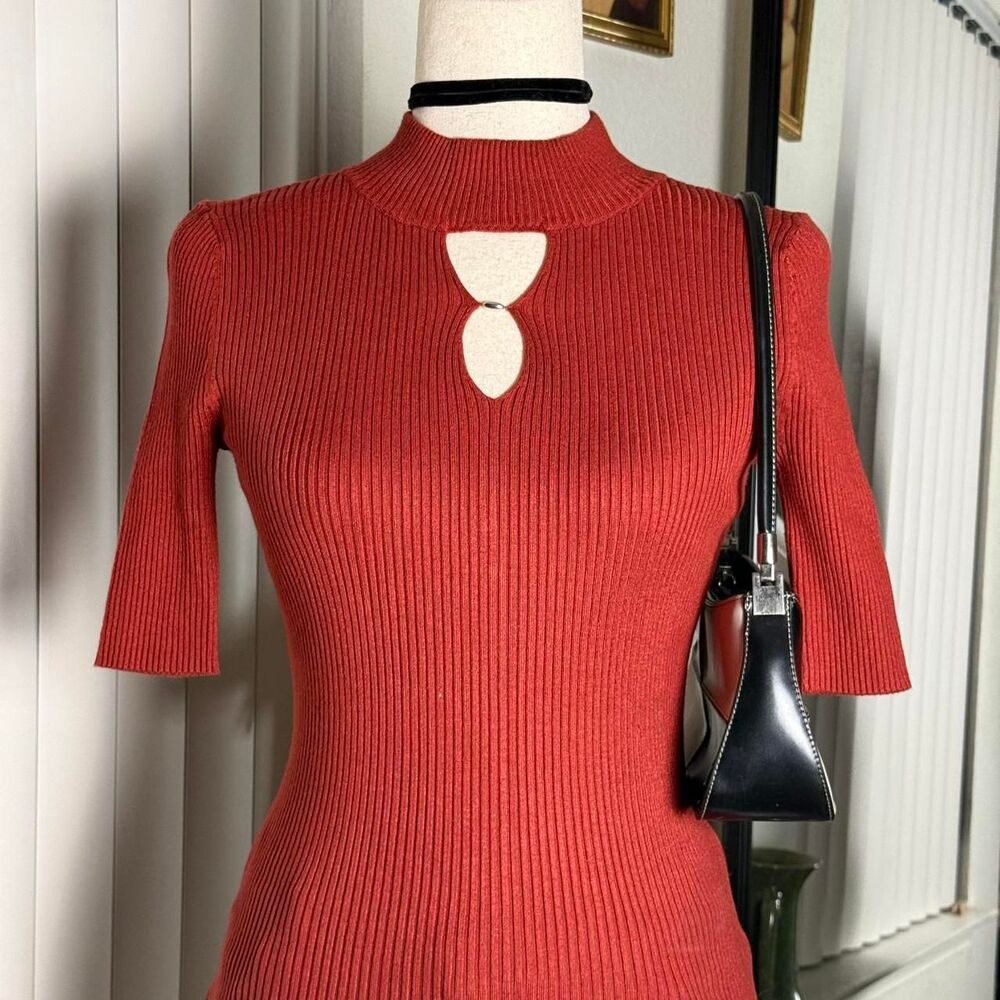 Carmen Marc Valvo Burnt Orange Ribbed Knit Keyhole Cutout Mock Neck Top - Picture 3 of 7
